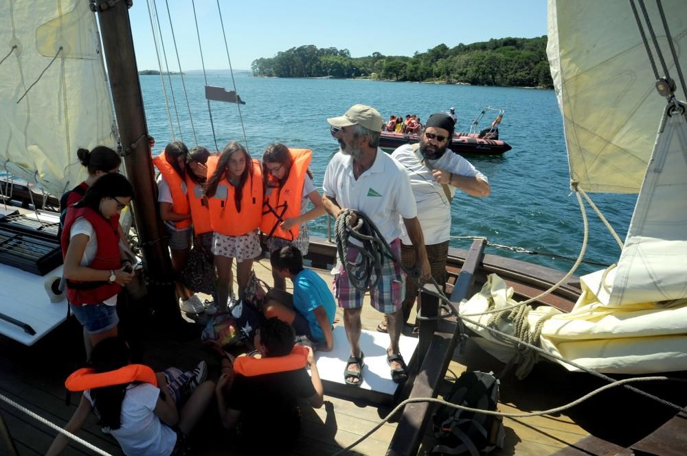 Paseo en galeón y zodiac para decir adiós al campamento medioambiental // I.Abella