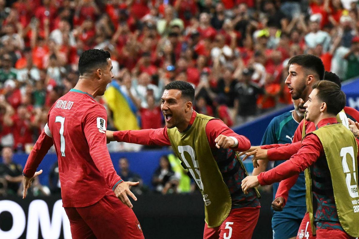 Cristiano exhibe sus galones y Portugal se pasea ante Uzbekistán