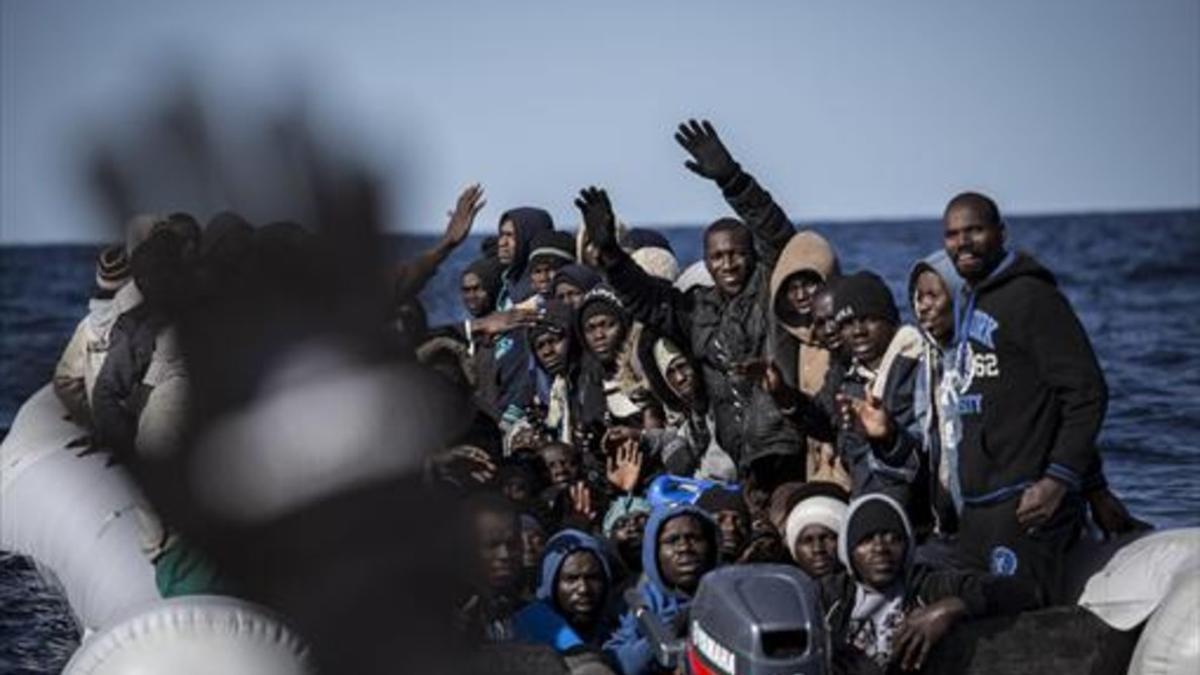 Un grupo de africanos, rescatados en alta mar por la oenegé Proactiva Open Arms.