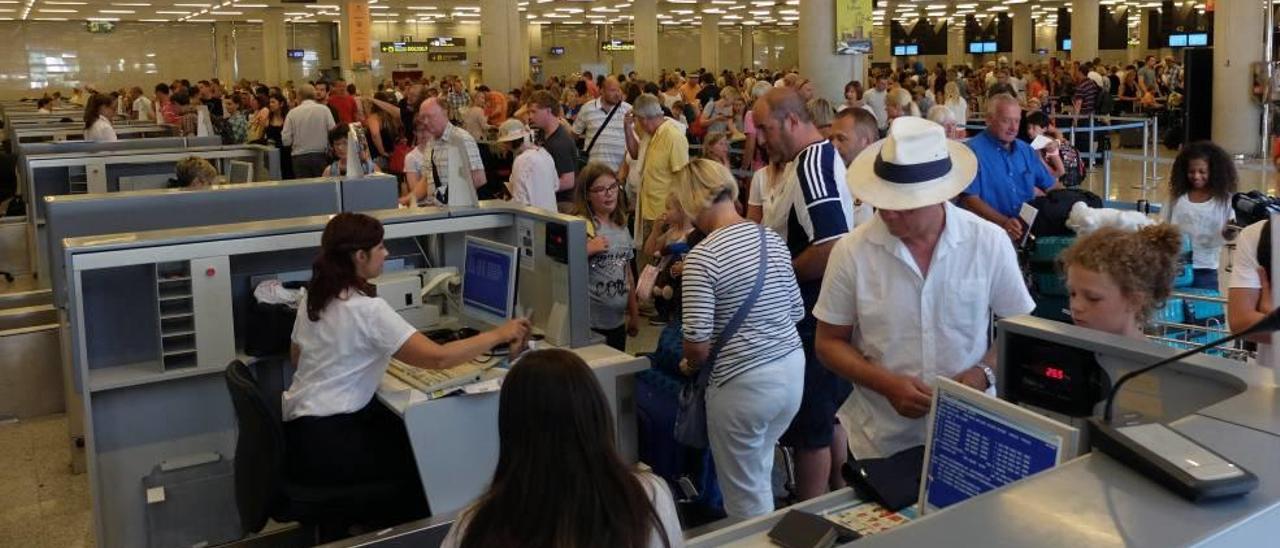 Viajeros en la terminal del aeropuerto de Palma.