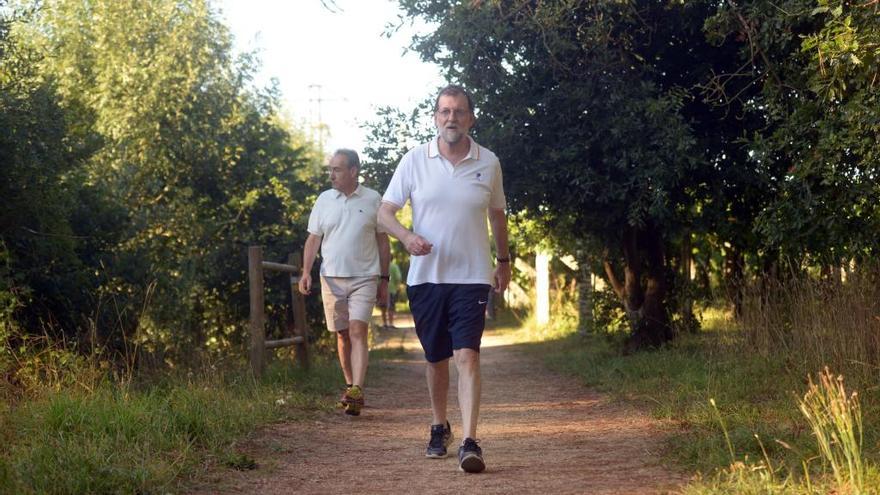 Mariano Rajoy en una foto de su caminata en Ribadumia // Noé Parga