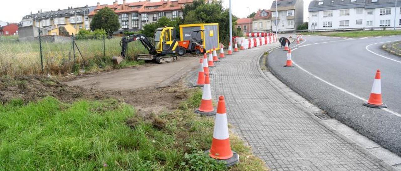 Maquinaria y señalización para la pasarela, en la zona de Pedralonga.