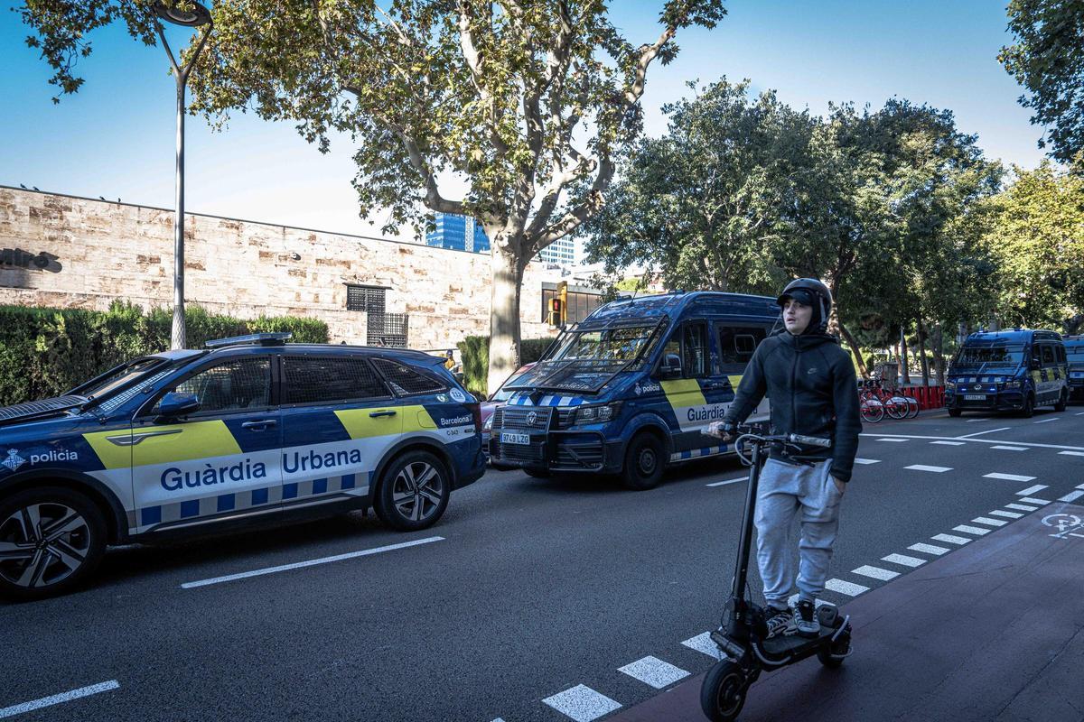Barcelona desaloja a una treintena de personas sin hogar del parque Joan Miró