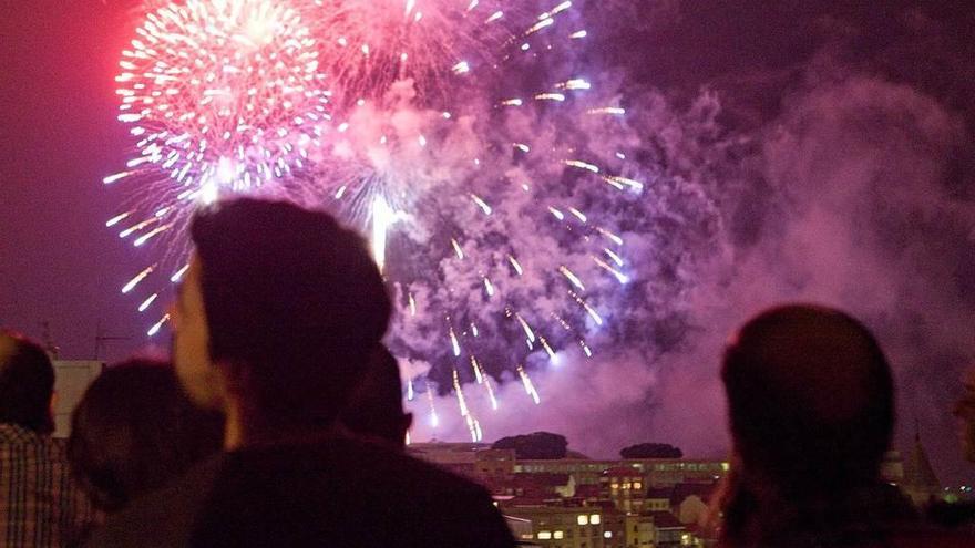 Fuegos artificiales en la gran noche de la Semana Grande de Gijón.