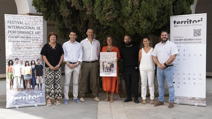 María Ramón, Antonio Ramón Marí, Juan Miguel Costa, Isa Sanz, Pep Tur, Cristina Ribas y Santiago Marí, ayer, en la presentación de la tercera edición de Territori.