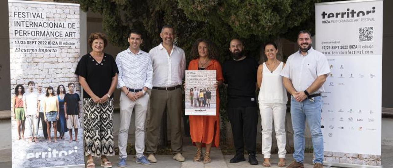 María Ramón, Antonio Ramón Marí, Juan Miguel Costa, Isa Sanz, Pep Tur, Cristina Ribas y Santiago Marí, ayer, en la presentación de la tercera edición de Territori.