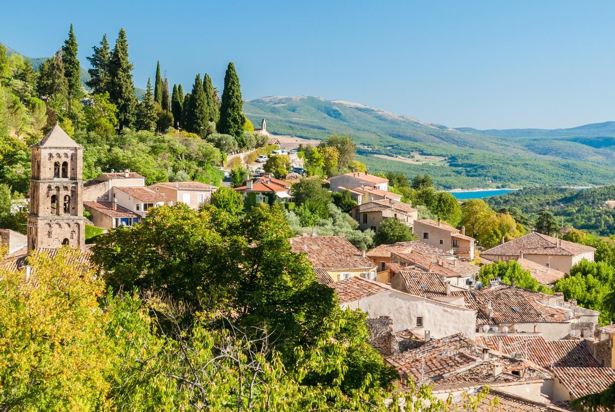 Moustiers-Sainte-Marie, el pueblo secreto de Francia enclavado entre las montañas de un parque natural