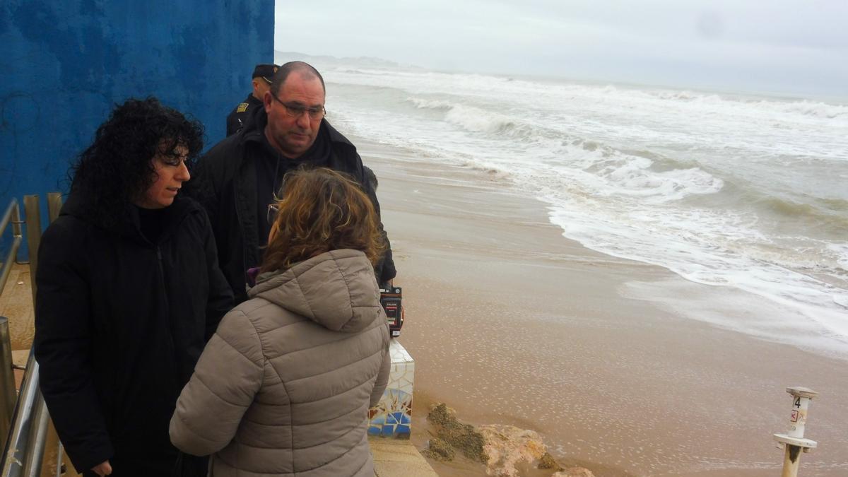 Los afectados en Tavernes de la Valldigna todavía no pueden volver a sus casas por los efectos del oleaje
