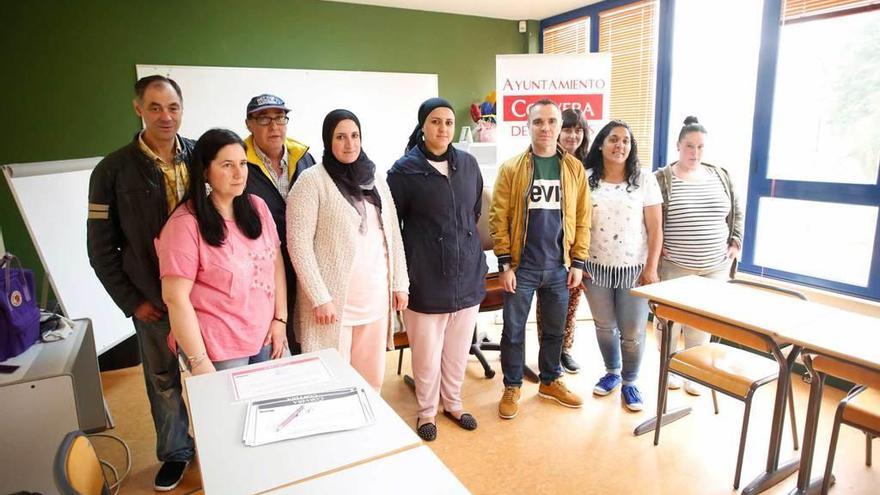 Los participantes en el curso profesional de operaciones básicas en cocina, con el alcalde, Iván Fernández, y Patricia Iglesias, ayer.