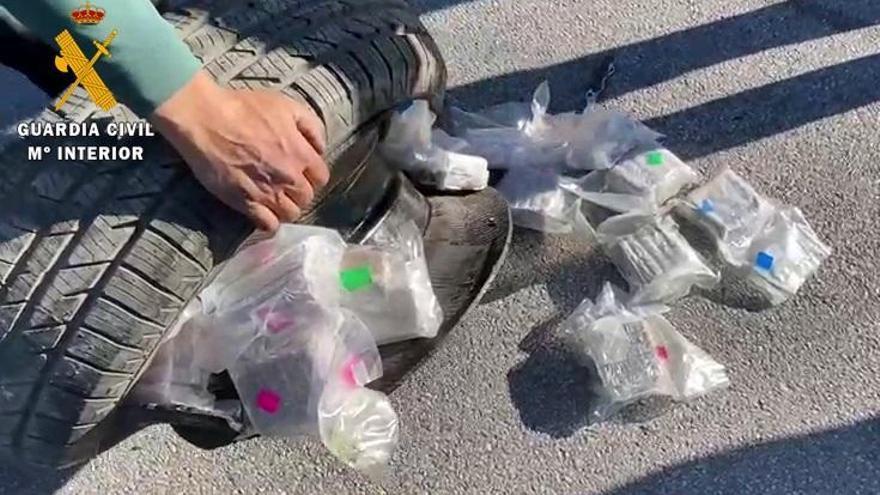 La Guardia Civil detiene a un conductor que transportaba 30 kilos de hachís