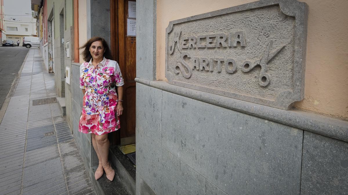 La propietaria actual, María del Rosario Padrón, junto a la fachada de la Mercería Sarito.