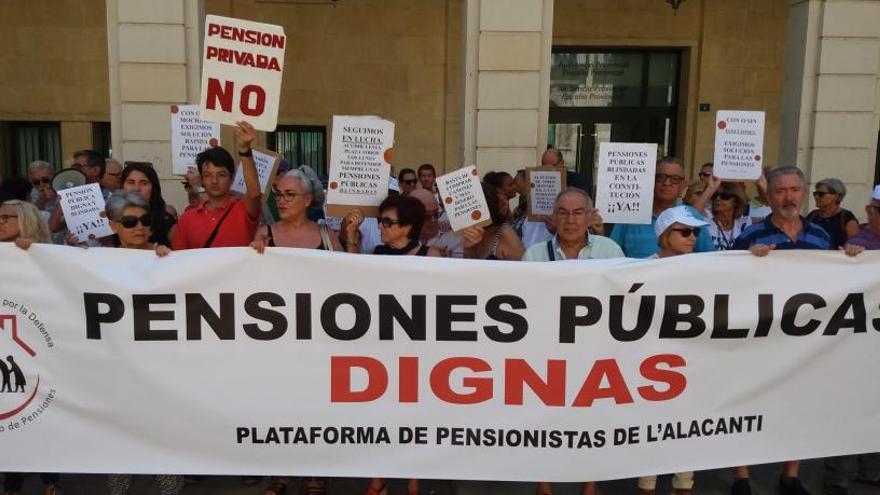 Imagen de la protesta de hoy en la plaza del Ayuntamiento de Alicante