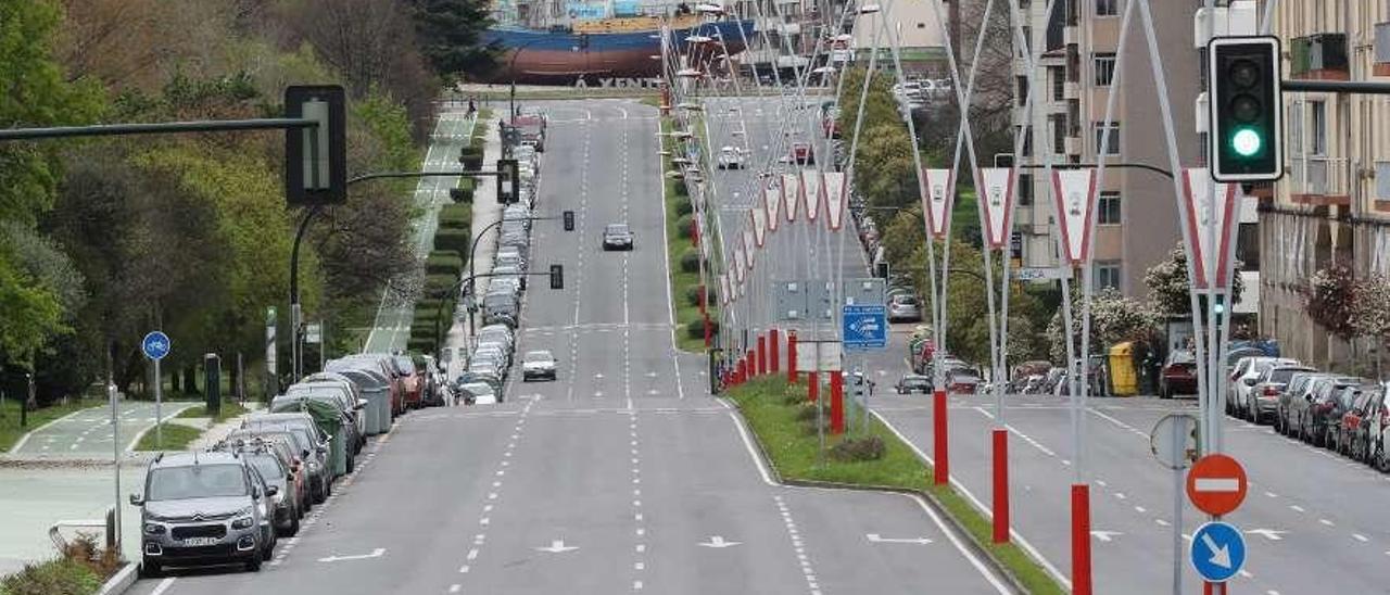 La avenida de Castelao, una de las arterias de la ciudad, lucía ayer prácticamente vacía. // Ricardo Grobas