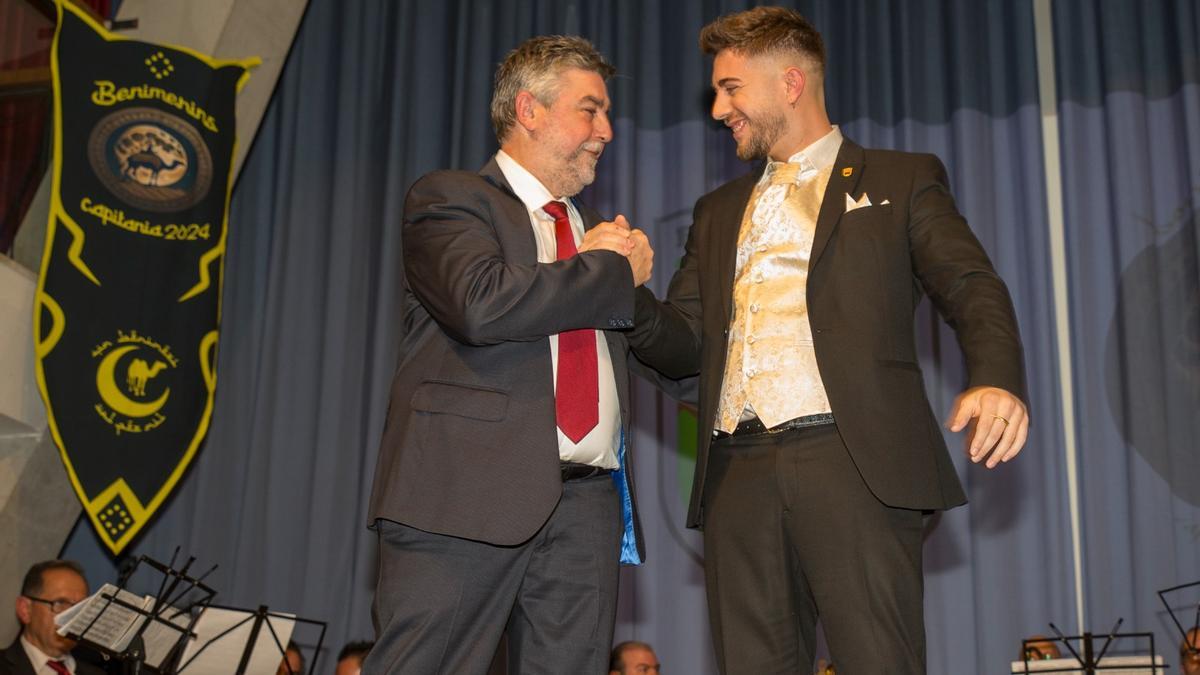 Relevo de capitanes en la comparsa Benimerins