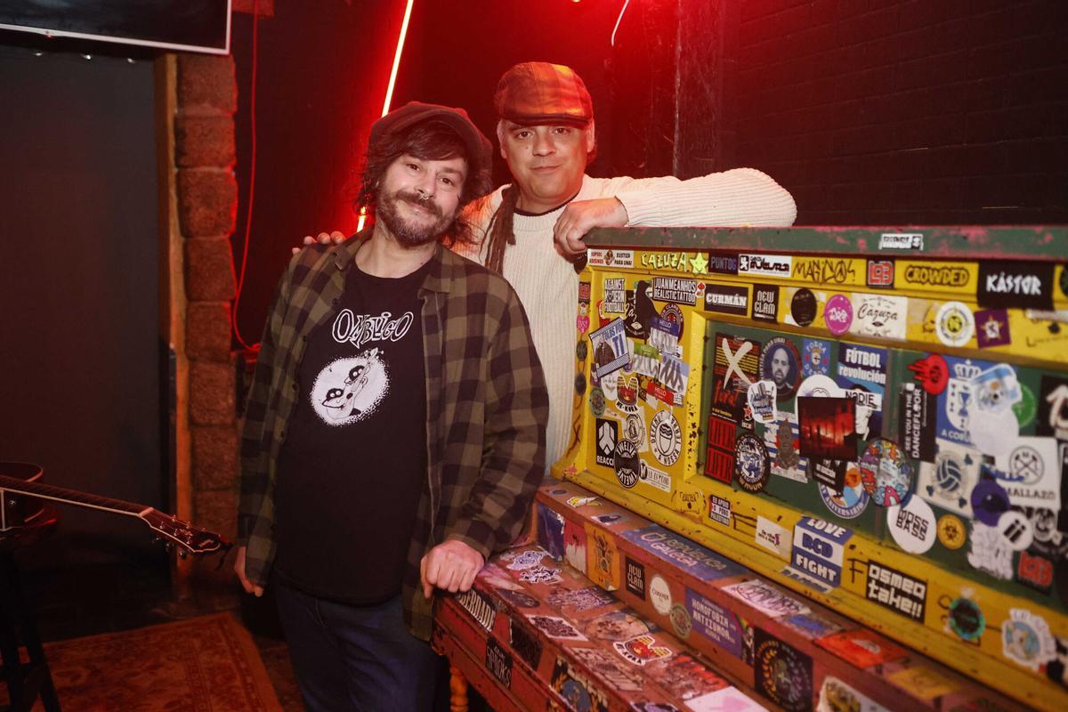David E. Pardiñas y Marmo Trazos, programadores del bar Cazuza de A Coruña