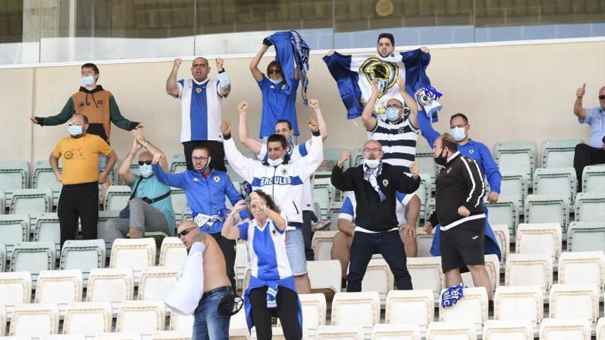 Los aficionados del Hércules festejan el gol blanquiazul en la grada.