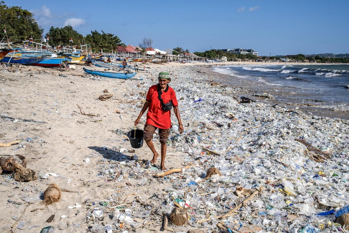 La basura se acumula en las playas de Bali tras la temporada de lluvias por la falta de gestión de residuos