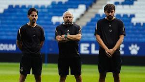 Manolo González, al mig, al costat dels seus ajudants, ahir a Cornellà. | RCDE