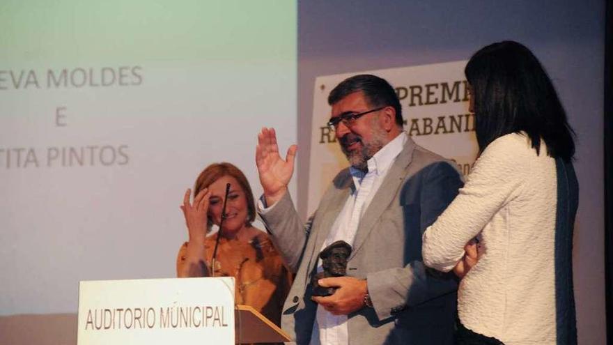 O homenaxeado recibiu un busto de Cabanillos esculpido por Baamonde. // Iñaki Abella