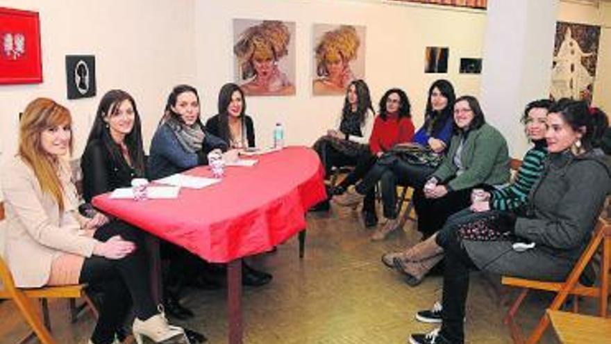 Las participantes en la mesa redonda &quot;Xuntanza de Artistas&quot;.  // G.S.