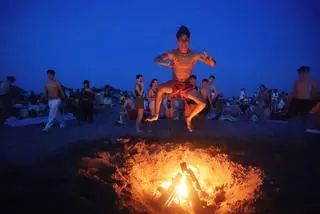 La noche de San Juan en València, en imágenes
