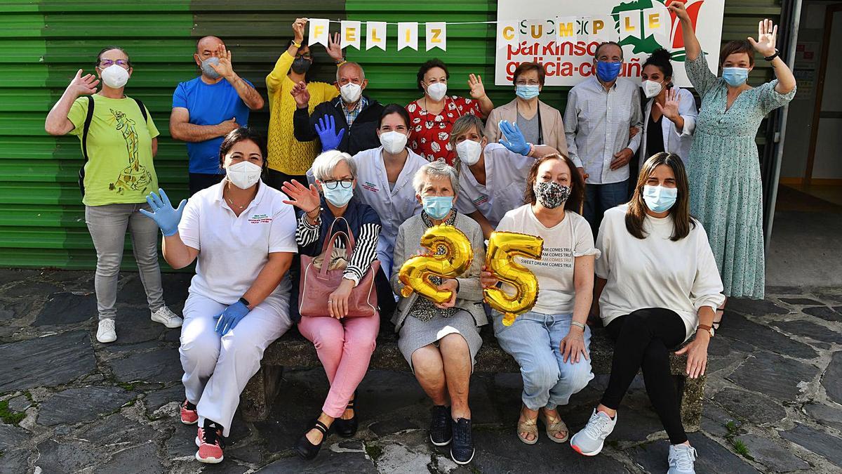 Un grupo de usuarios y trabajadores de la Asociación Párkinson Galicia-A Coruña, esta semana, en la sede de la entidad, en el Barrio de las Flores.  | // VÍCTOR ECHAVE