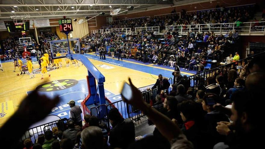 El polideportivo de Pumarín durante un partido de la LEB Oro esta temporada.