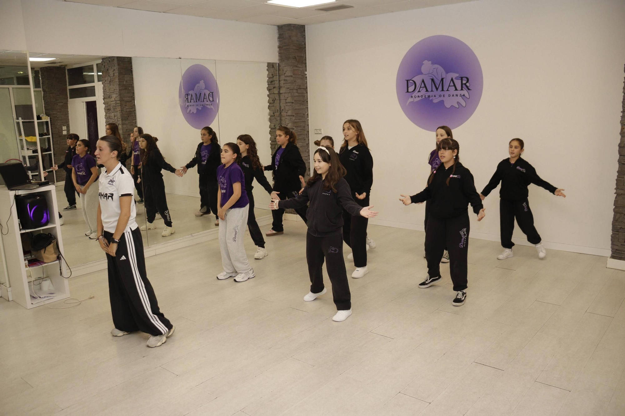 Bailando de La Calzada a Dijon, así será la hazaña de las alumnas gijonesas de la academia Damar (en imágenes)
