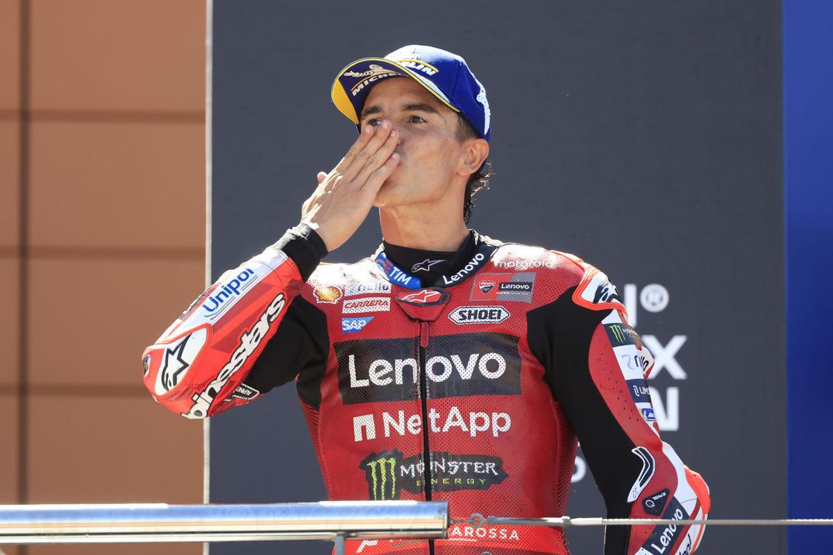 ALCAÑIZ (TERUEL), 30/08/2026.- El piloto de MotoGP Marc Márquez, de Ducati Lenovo Team, celebra en el podio tras ganar el Gran Premio de Aragón de MotoGP disputado este domingo en el circuito turolense de Motorland Alcañiz. EFE/Javier Cebollada