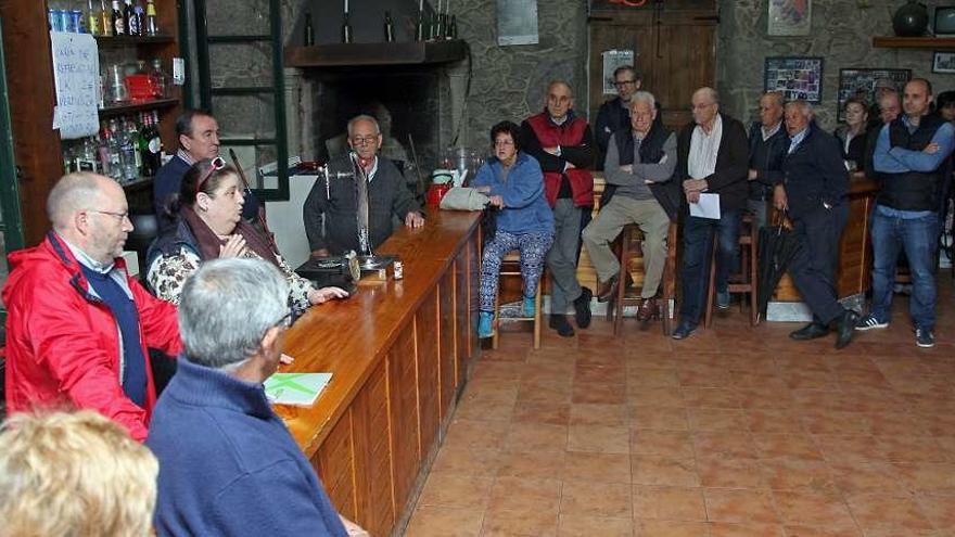 Los vecinos, ayer, escuchando a la coordinadora de sofores Marisé García. // Bernabé / Juan Carlos Asorey