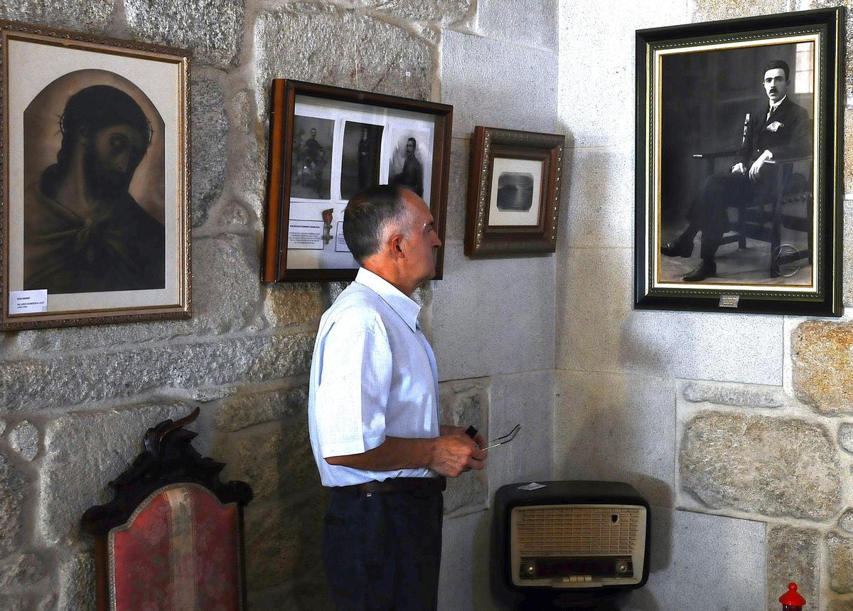 Uno de los hermanos Sobreira contempla la foto de su tío en una exposición en la Capela do Hospital.