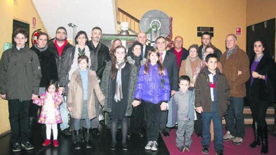 Hermanos, esposa, hijos, nietos y otros familiares de Amando Prendes, junto al alcalde de Carreño, ayer, en el Teatro Prendes de Candás.