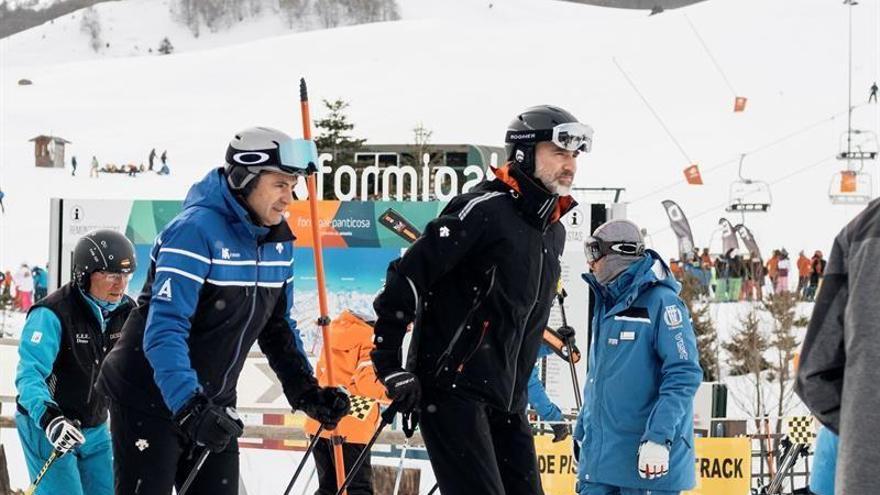 Felipe VI comparte con unos amigos una nueva jornada de esquí en Formigal