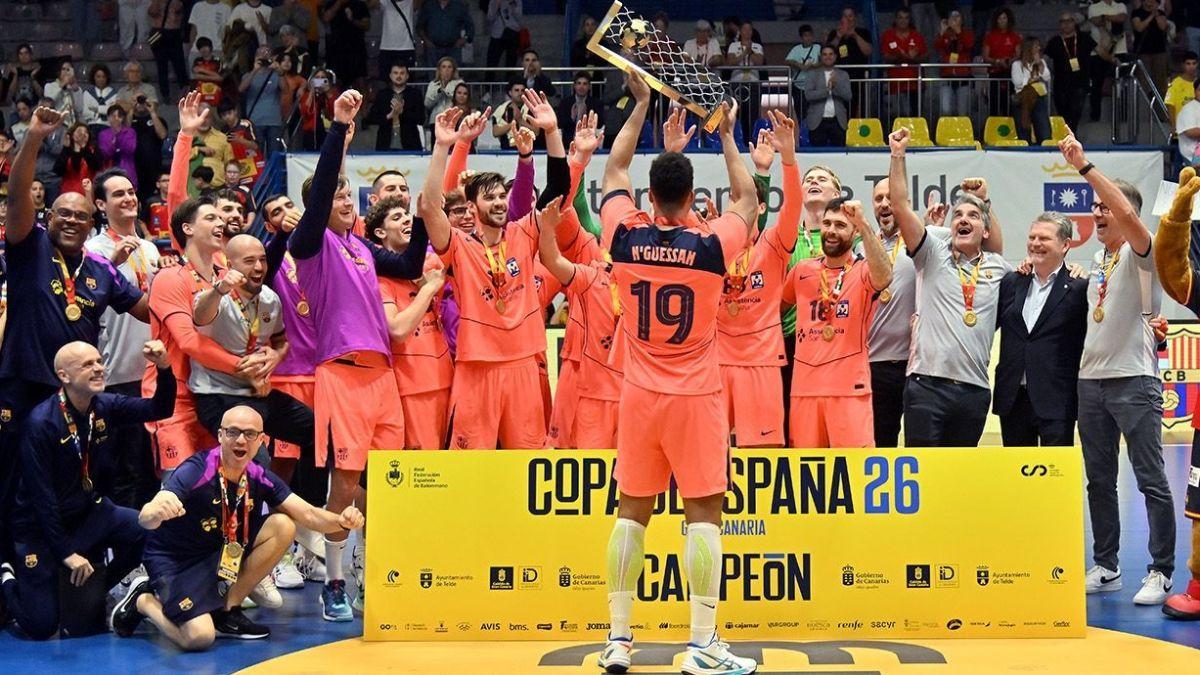 Tim N'Guessan exhibe la Copa de España a sus compañeros