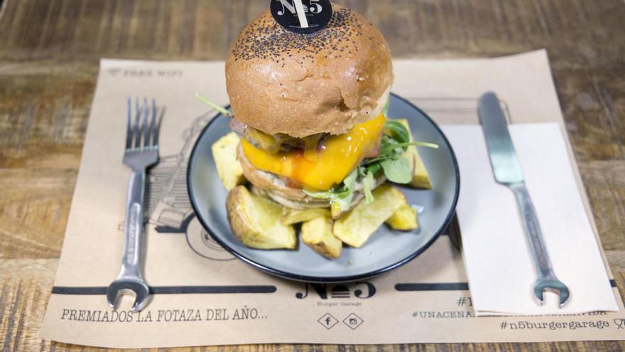 El carácter americano y clásico del local se une con las deliciosas hamburguesas que sirven en su menú.