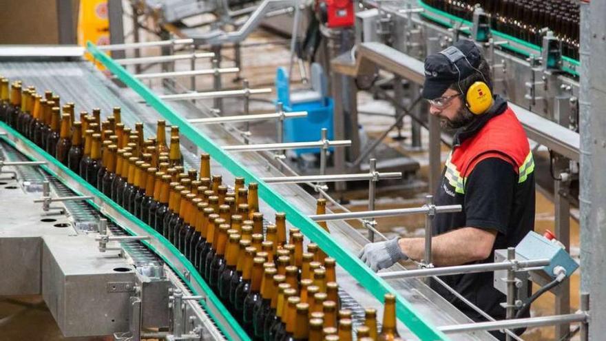 Un operario en la fábrica de Estrella Galicia.