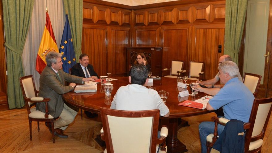 Planas se compromete a “hacer un frente común” con la Junta ante el cierre de Azucarera en La Bañeza