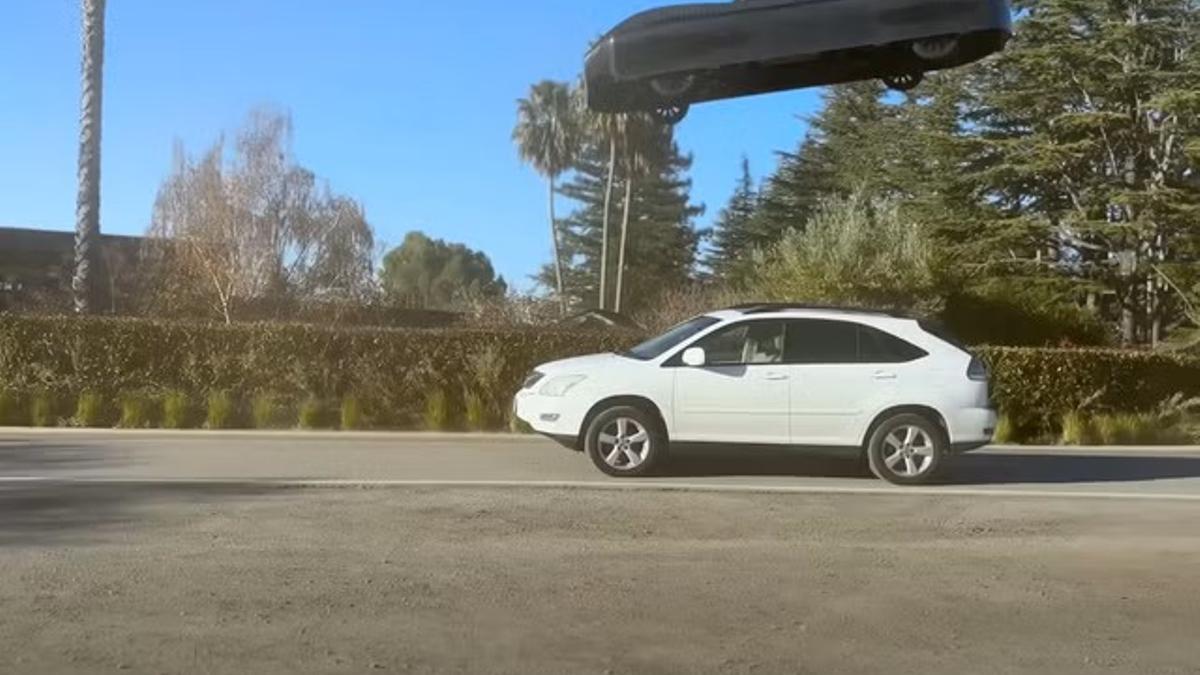 El coche volador en plena demostración