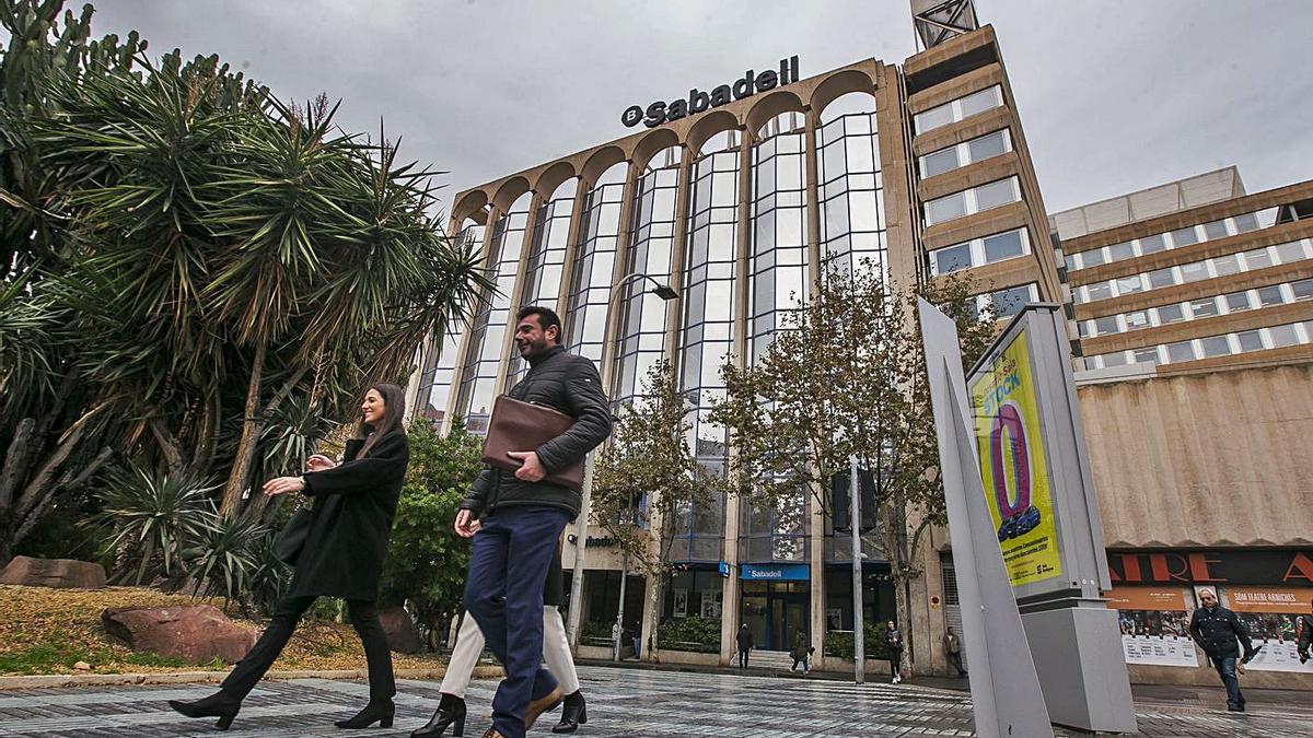 La sede social del Banco Sabadell en la avenida de Óscar Esplá de Alicante.