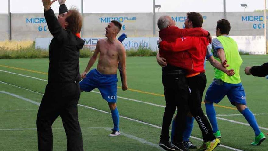 Carlos Tornadijo celebra la victoria mirando a la grada.