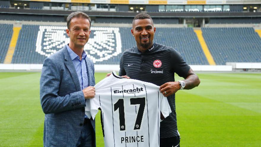 Prince Boateng (d) posa con la elástica del Eintracht (17), junto a Fredi Bobic.