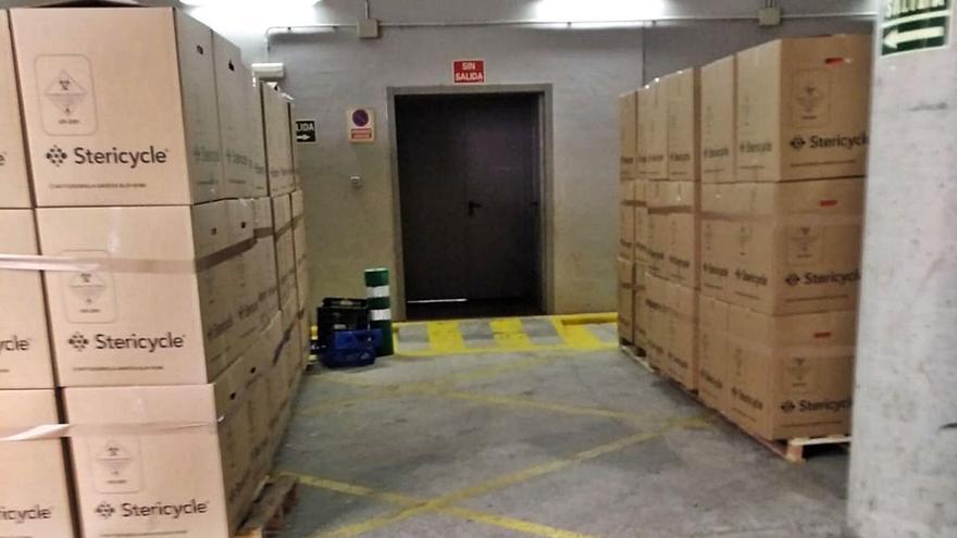 Cajas de cartón con residuos covid-19 en el acceso de uno de los almacenes de La Fe. | LEVANTE-EMV
