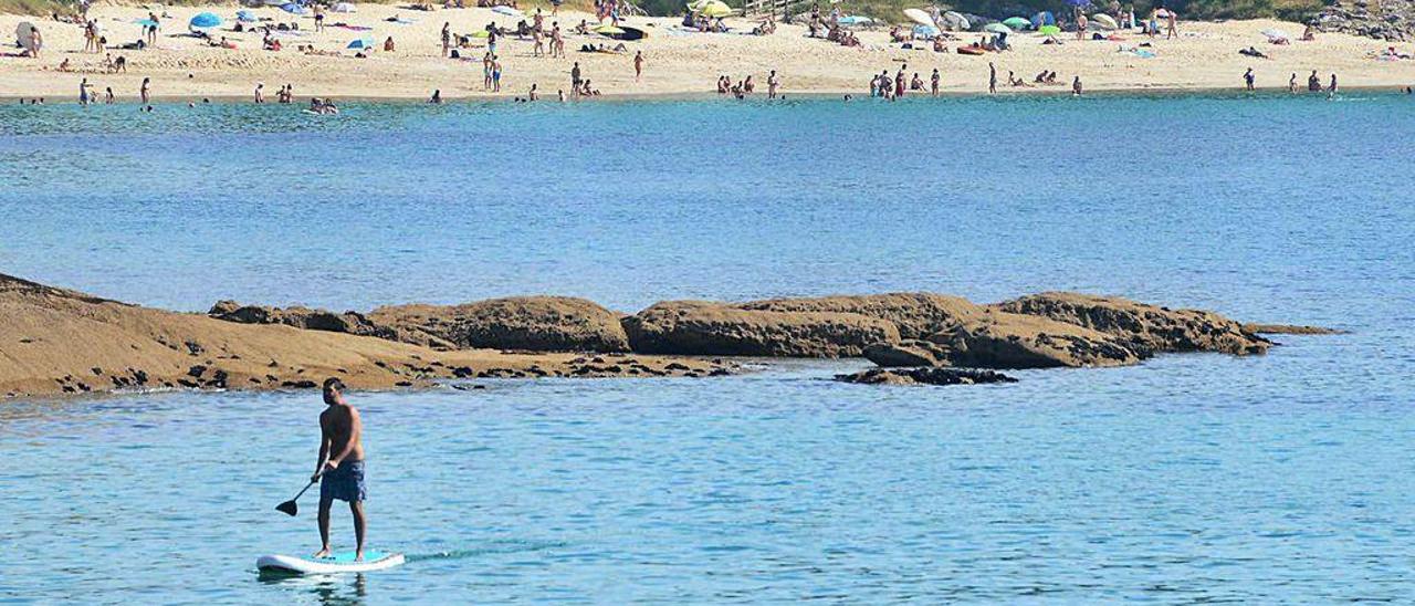 La playa de Areacova, ayer, en la ría de Aldán tiene una calidad de agua excelente.