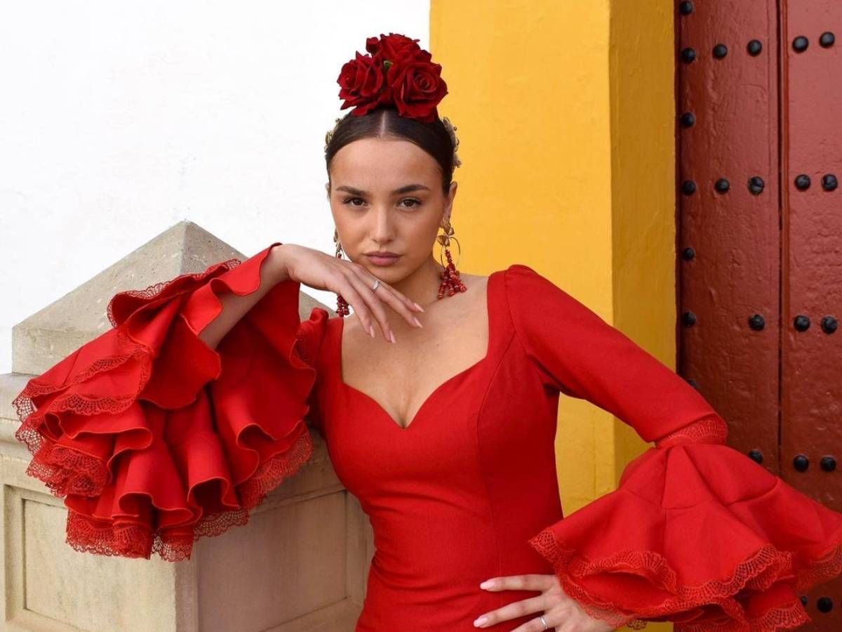 La 'influencer' Fabiana Sevillano con vestido de Aurora Gaviño en la Feria de Abril 2024