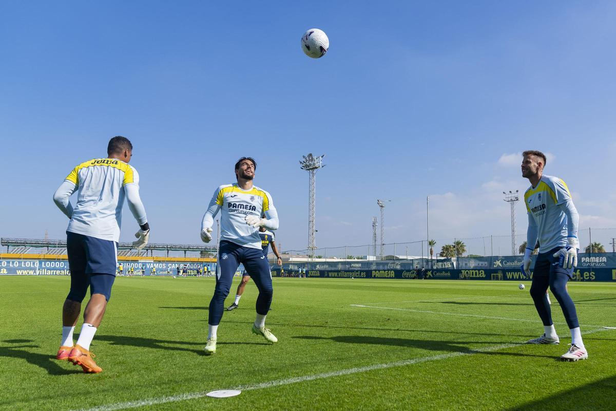 Xavi Valero, entrenador de porteros del Villarreal, dirige a Luiz Júnior (i), Rubén Gómez (c) y Péter Gulácsi (d).