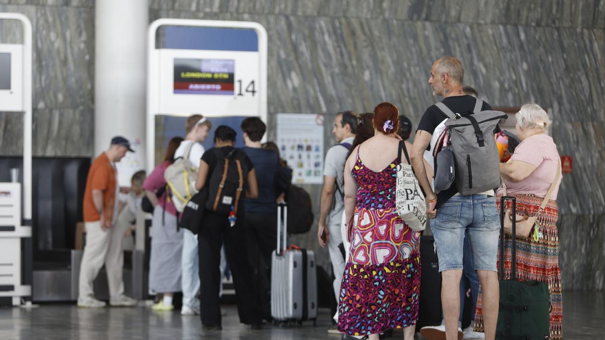 Gente haciendo fila para facturar equipaje en el Aeropuerto de Zaragoza