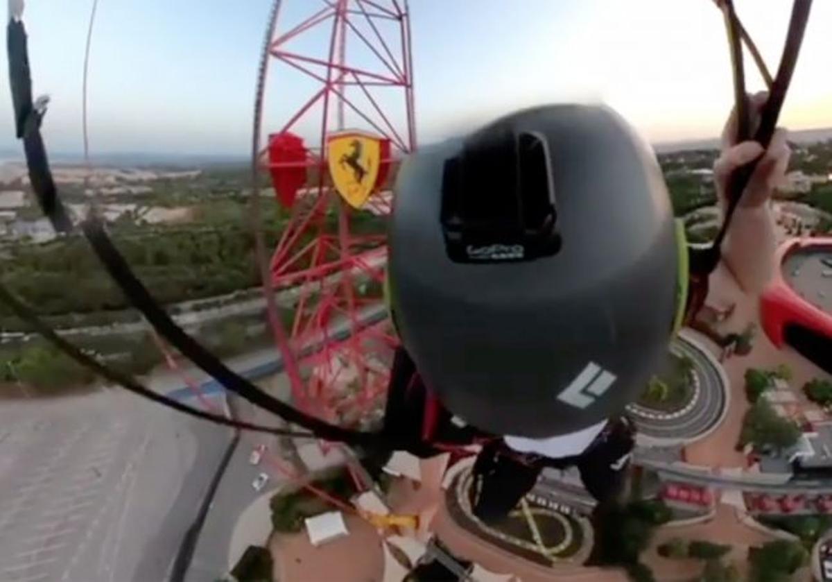 El joven se lanzó desde la atracción con un paracaídas.