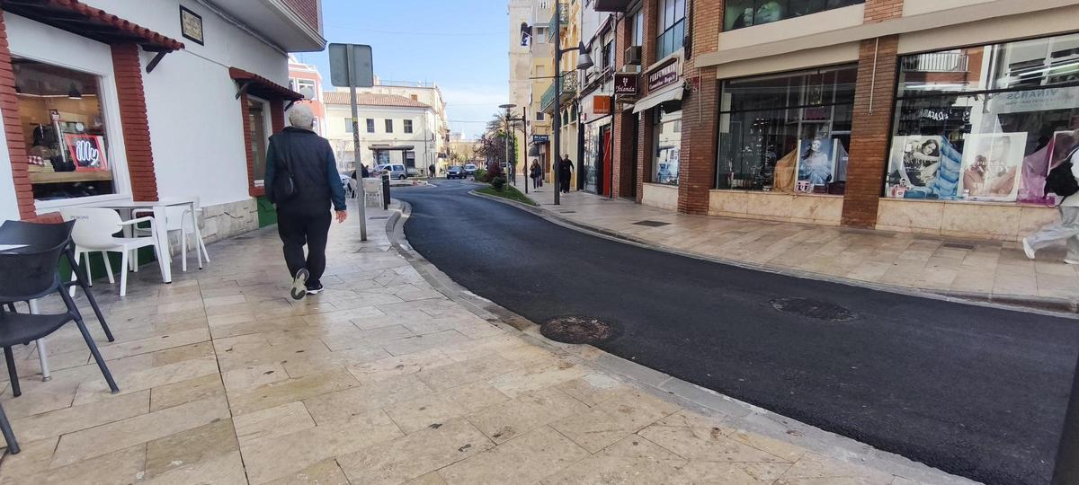 Vecinos de Vinaròs critican la falta de pasos de peatones en la renovada calle Sant Cristòfol.