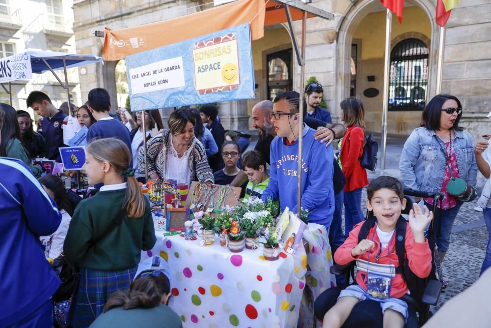 Mercadillo de cooperativas estudiantiles en la pla