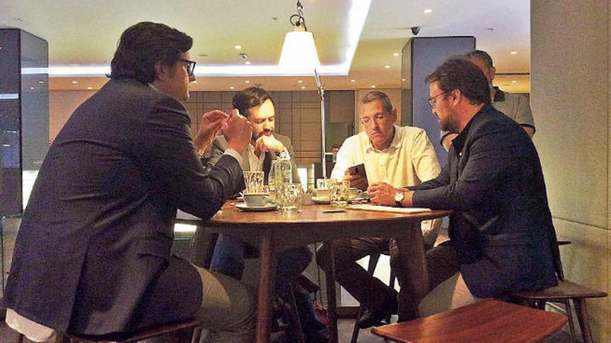 A la derecha, Sergio Ramos, Lope Afonso, Ángel Llanos y Asier Antona, miembros del PP, ayer, tomando un café después de una reunión con Ciudadanos.